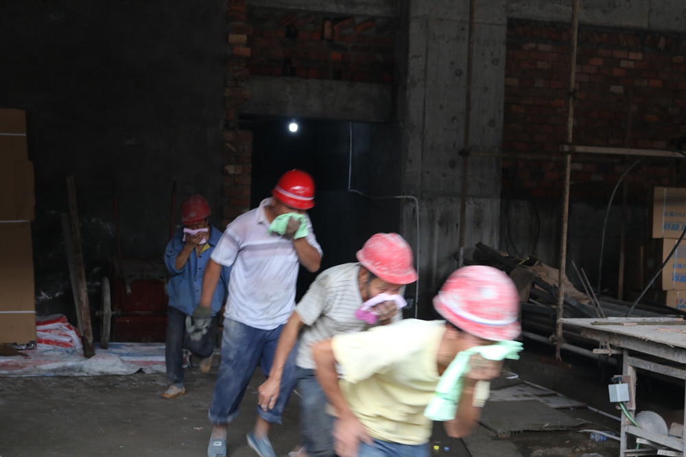 福建易順建筑工程有限公司“東升商城”工程2017年度《安全生產(chǎn)月》消防、救援應(yīng)急演練