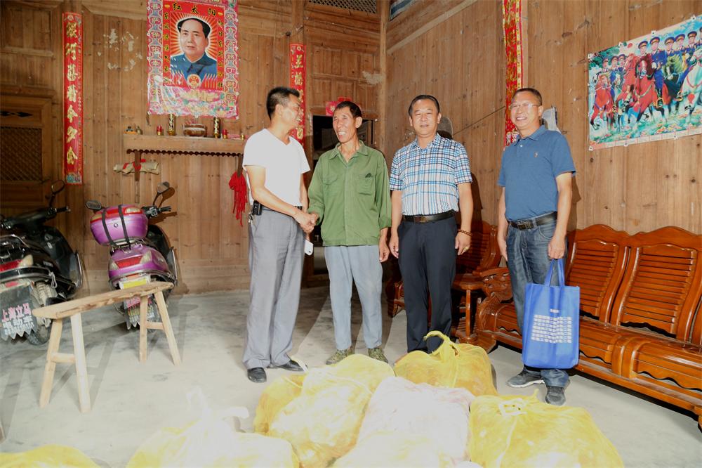 福建易順建筑工程有限公司“互動(dòng)聯(lián)動(dòng)、掛鉤幫扶”招沙甲村貧困戶捐贈(zèng)儀式