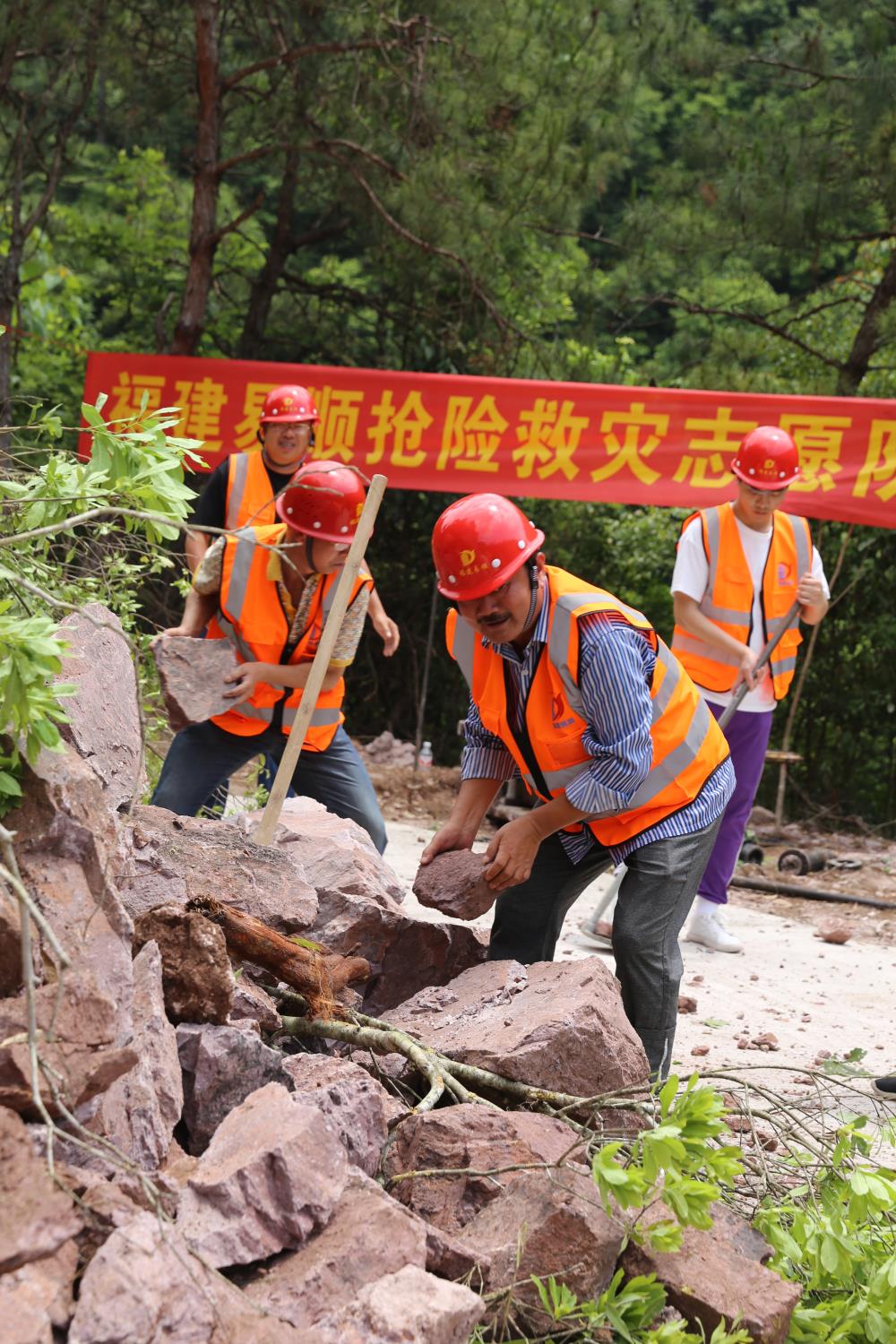 福建易順建筑工程有限公司前往錢(qián)園橋大隊(duì)塹上村搶險(xiǎn)救災(zāi)