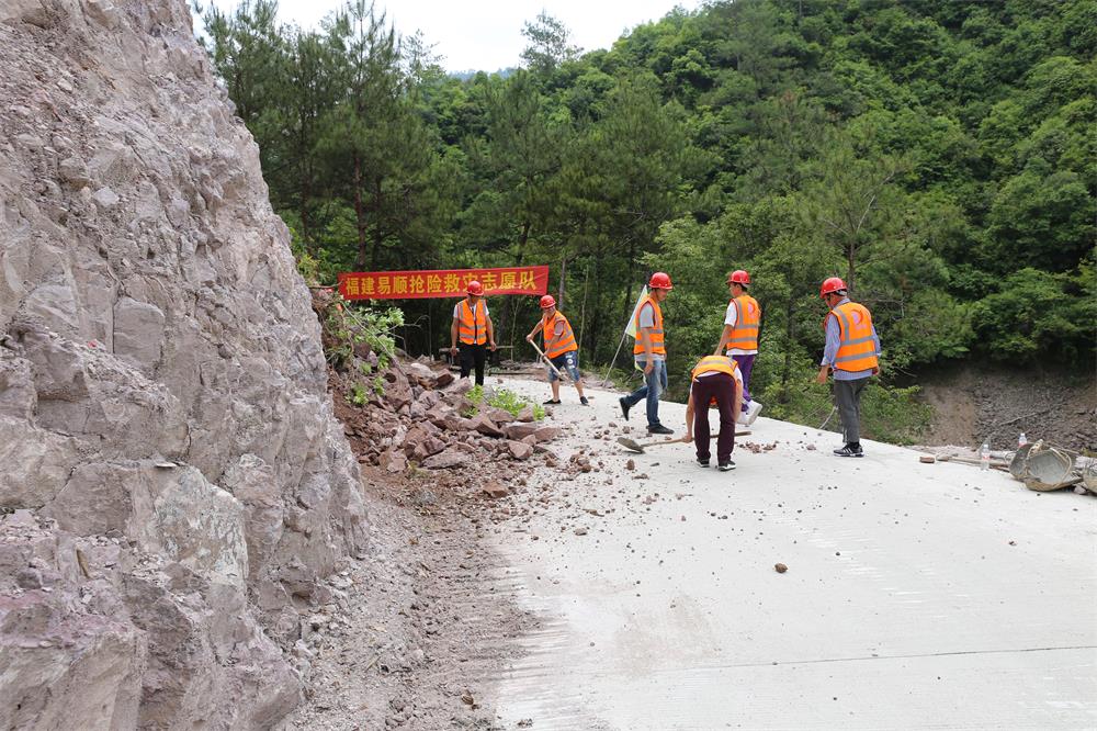 福建易順建筑工程有限公司前往錢(qián)園橋大隊(duì)塹上村搶險(xiǎn)救災(zāi)