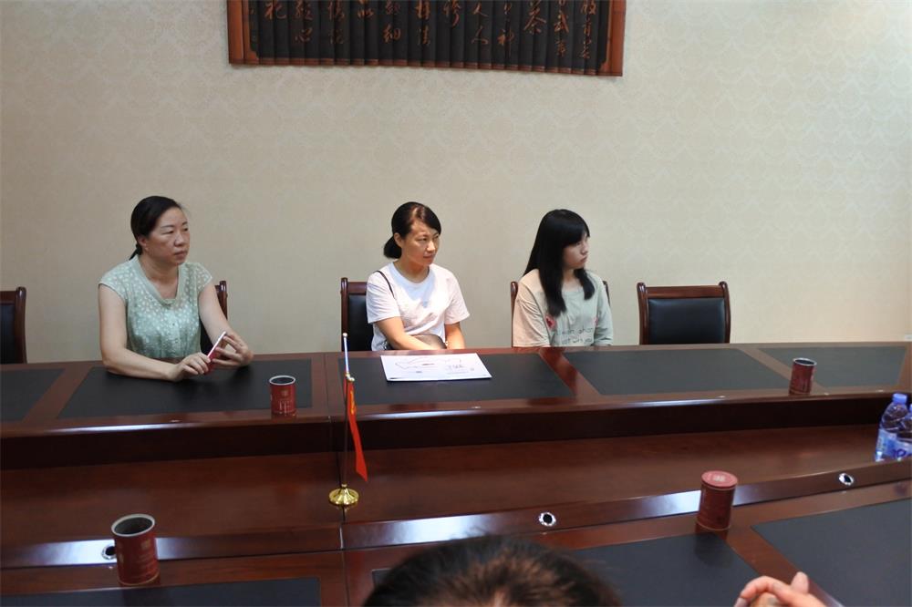 知識(shí)改變?nèi)说拿\(yùn)，公司職工子女考上大學(xué) 單位頒發(fā)助學(xué)金
