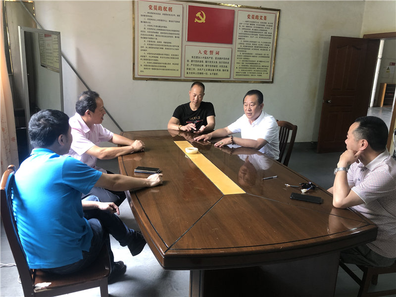 縣企聯(lián)會常務(wù)副會長、秘書長、松源商會會長李易順帶隊走訪企業(yè)