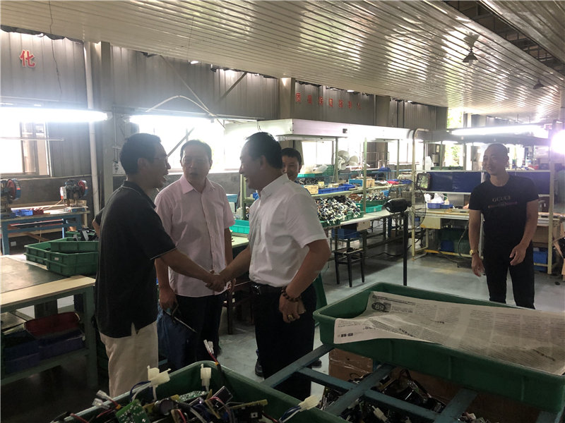縣企聯(lián)會常務(wù)副會長、秘書長、松源商會會長李易順帶隊走訪企業(yè)