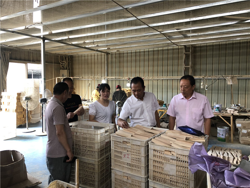 縣企聯(lián)會常務(wù)副會長、秘書長、松源商會會長李易順帶隊走訪企業(yè)
